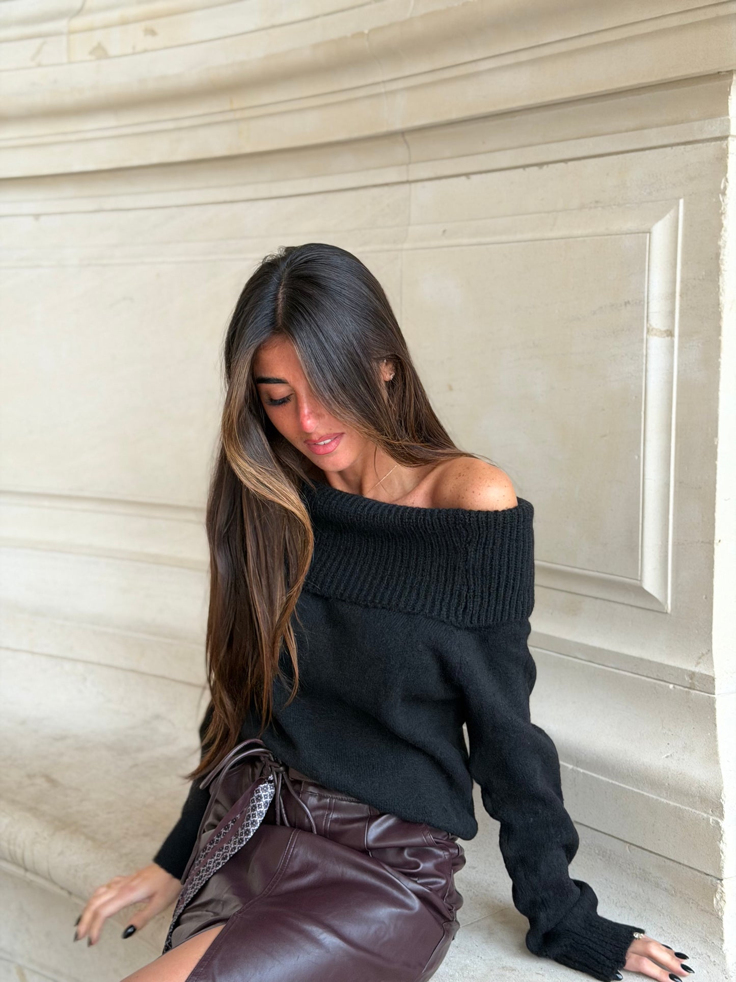 Pull noir à large col bateau