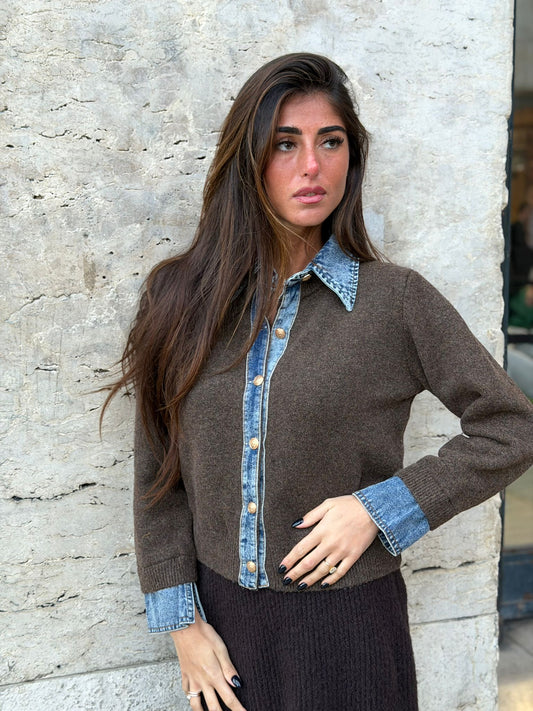 Pull marron à détails en jean
