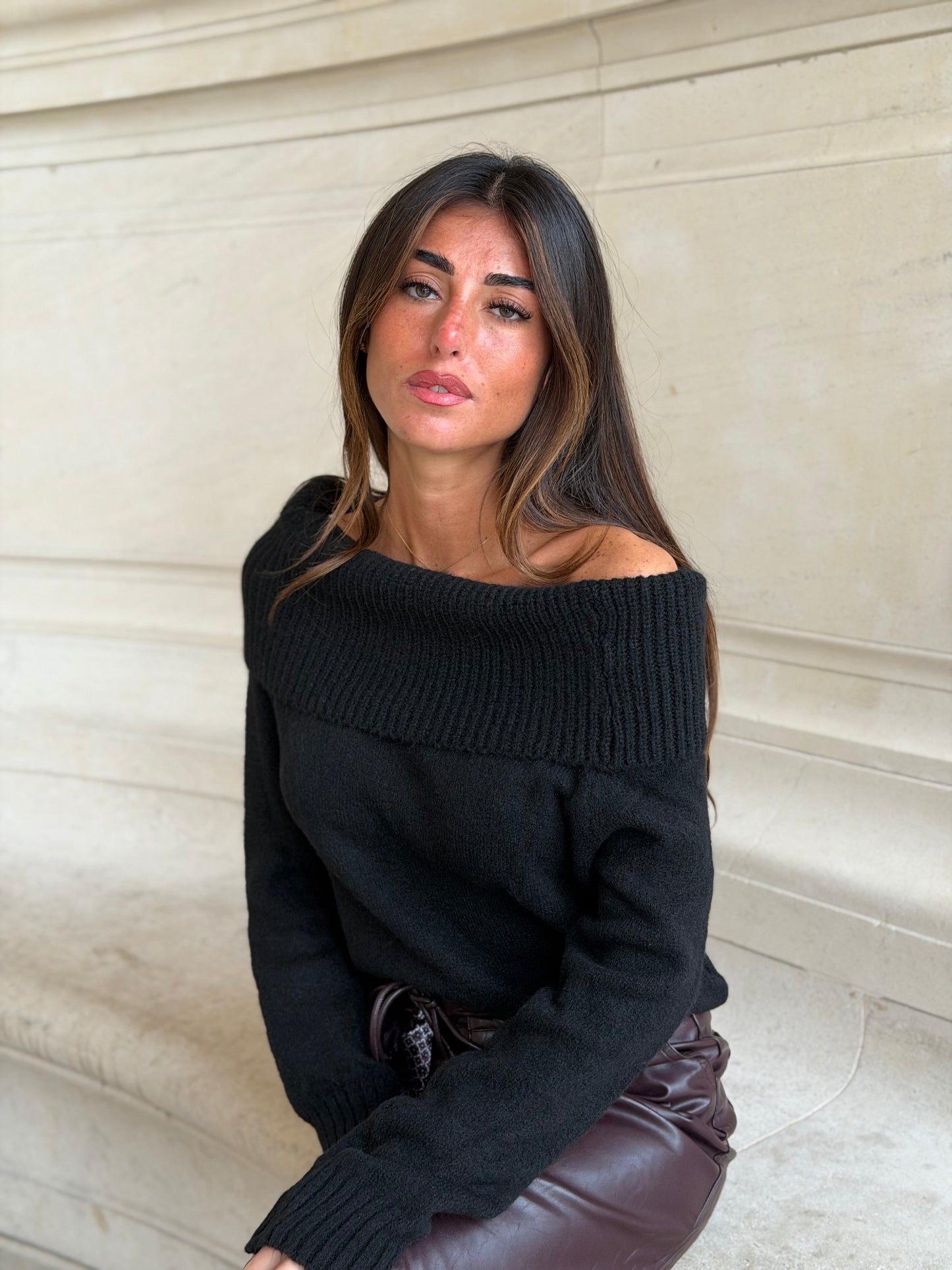 Pull noir à large col bateau